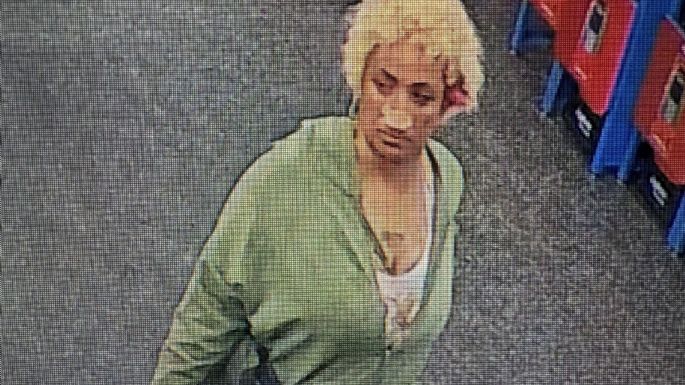 Arrestan a mujer por ocultar navajas de afeitar en barras de pan