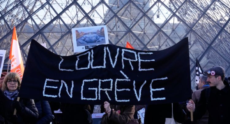Trabajadores del Louvre votan para prorrogar su huelga mientras el museo reabre parcialmente