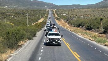 Escolta Guardia Estatal caravana de 250 vehículos de paisanos en la Carretera Federal 101