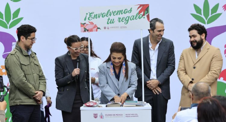 Brugada anuncia instalación de 50 módulos en CDMX para envolver regalos con papel reciclado