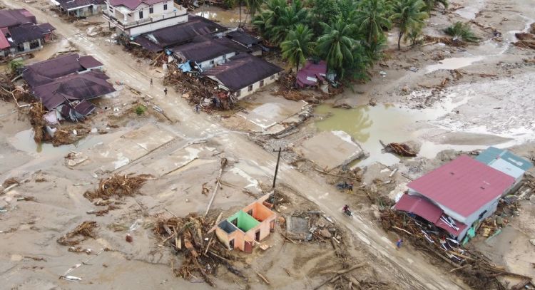 Inundaciones en Indonesia, Sri Lanka y Tailandia dejan más de mil 300 muertos