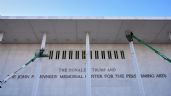 Foto ilustrativa de la nota titulada: Centro Kennedy añadió el nombre de Trump al monumento que el Congreso creó para John F. Kennedy