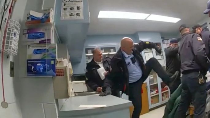 Ex guardia de prisión en NY recibe cadena perpetua tras golpear hasta la muerte a un recluso