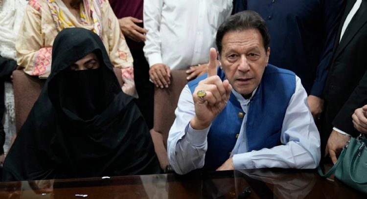Tribunal paquistaní condena al ex primer ministro y a su esposa a 17 años de prisión por corrupción