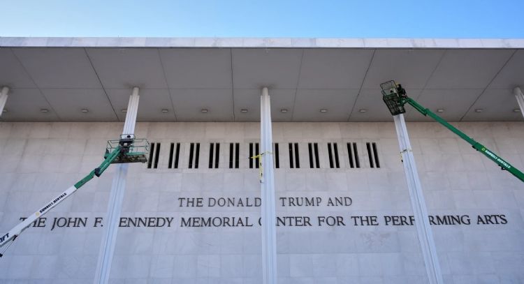 Centro Kennedy añadió el nombre de Trump al monumento que el Congreso creó para John F. Kennedy