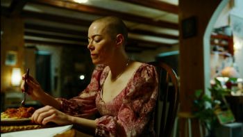 "Bugonia” presenta la magia de la polinización