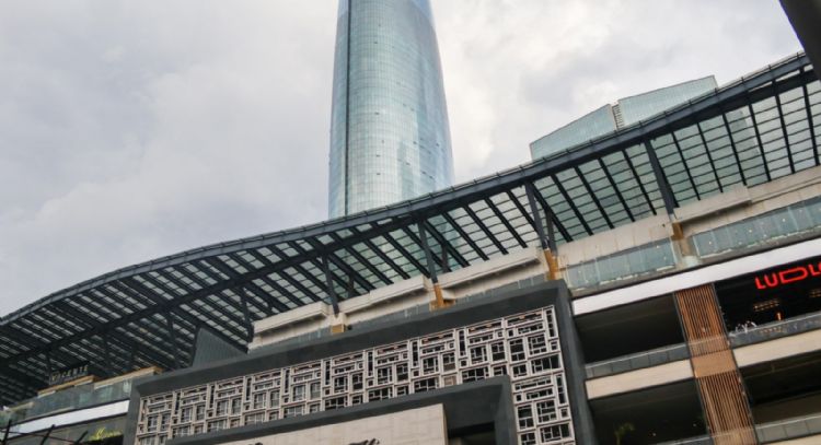 Diputado propone reforma para garantizar dos horas de estacionamiento gratuito en plazas comerciales