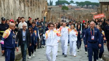 Jackie Chan lleva la antorcha olímpica de Milán Cortina a través de las ruinas de Pompeya