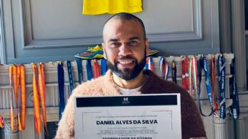 Dani Alves planea su regreso al futbol como jugador y dueño de un equipo