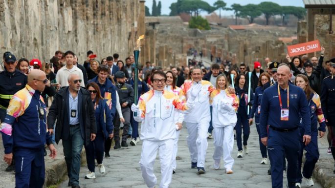 Jackie Chan lleva la antorcha olímpica de Milán Cortina a través de las ruinas de Pompeya