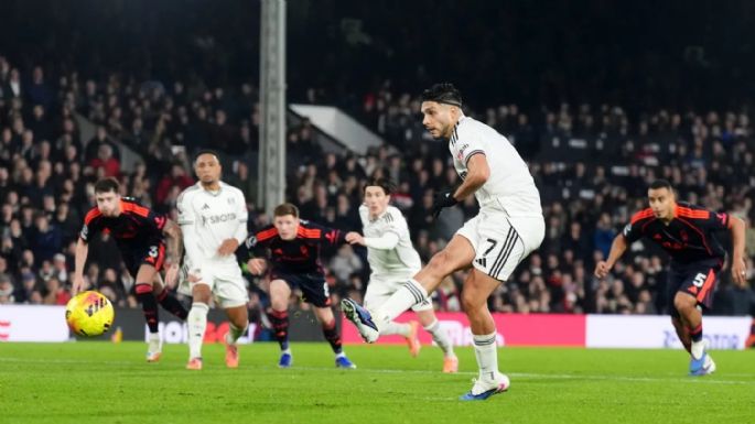 Raúl Jiménez anota de penalti para dar la victoria al Fulham 1-0 sobre el Nottingham Forest (Video)