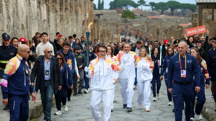 Jackie Chan lleva la antorcha olímpica de Milán Cortina a través de las ruinas de Pompeya