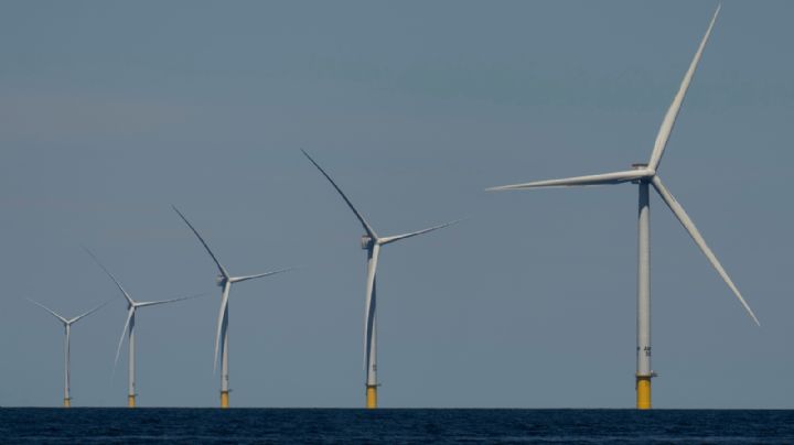 Gobierno de Trump suspende cinco proyectos eólicos marinos por "riesgos para la seguridad nacional"
