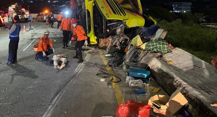Accidente de autobús de pasajeros en Indonesia deja al menos 16 personas muertas