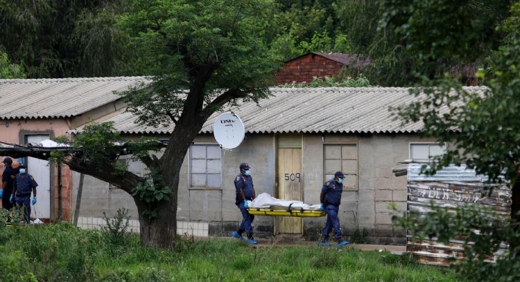 Policía sudafricana arrestó a sospechoso de tiroteo masivo que mató a 12 personas, incluidos 3 niños