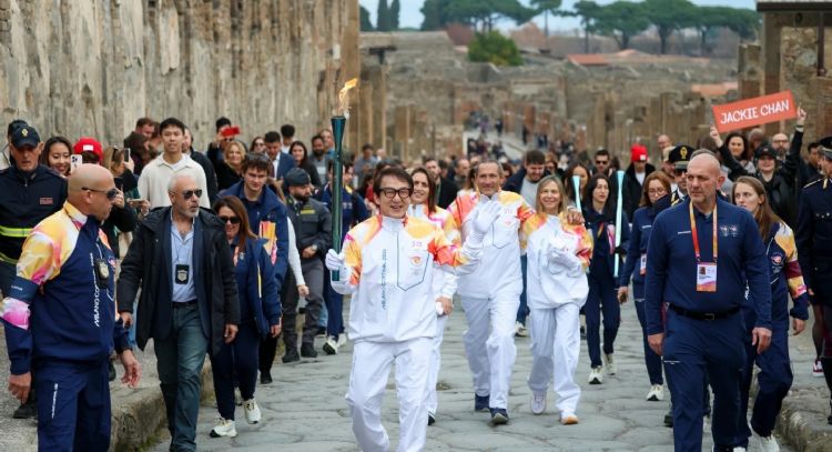 Jackie Chan lleva la antorcha olímpica de Milán Cortina a través de las ruinas de Pompeya