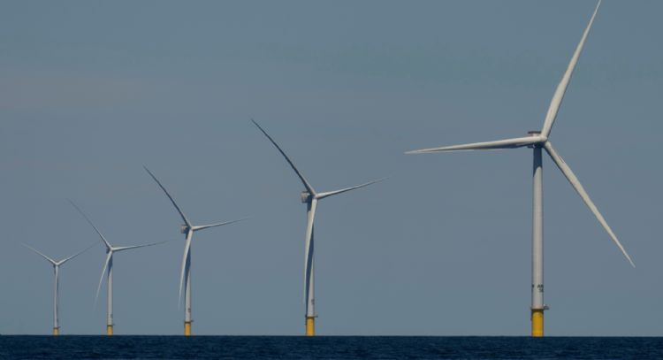 Gobierno de Trump suspende cinco proyectos eólicos marinos por "riesgos para la seguridad nacional"