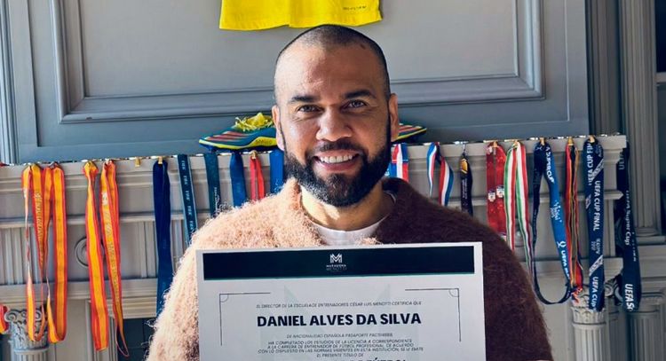 Dani Alves planea su regreso al futbol como jugador y dueño de un equipo