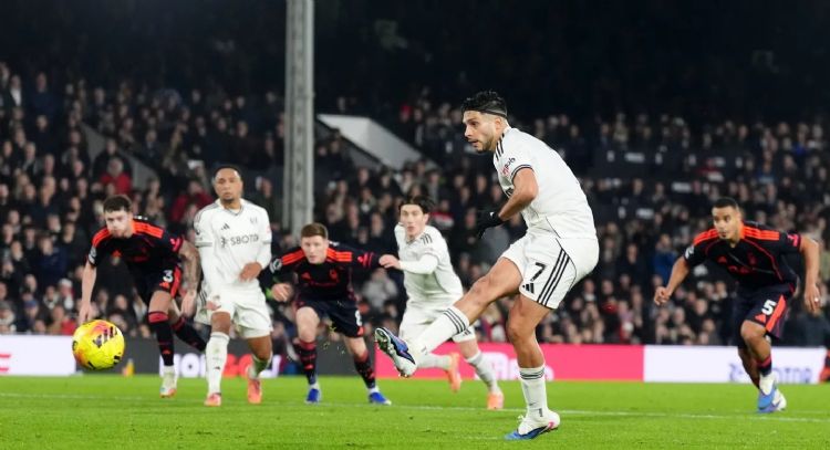 Raúl Jiménez anota de penalti para dar la victoria al Fulham 1-0 sobre el Nottingham Forest (Video)