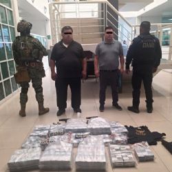 Dictan prisión preventiva a dos hombres que transportaban 37 mdp y dos armas de fuego en Naucalpan