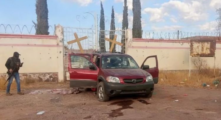 Grupo armado pretendía usar una escuela como campamento; hay dos policías heridos