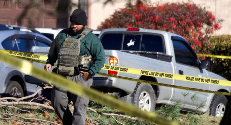 Agentes de ICE disparan contra un vehículo en movimiento y hieren a dos personas