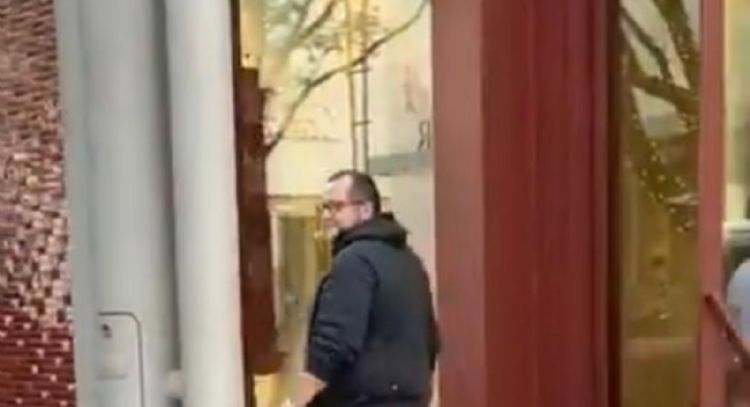 Captan a José Ramón López Beltrán al salir de tienda Loro Piana con bolsa de Hermès en mano (Video)