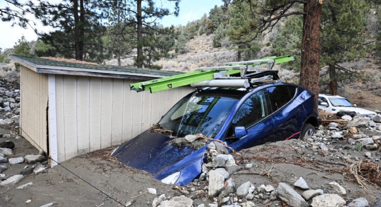 Las intensas tormentas invernales de California convirtieron caminos en ríos de lodo
