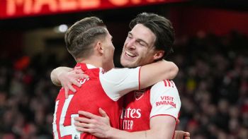 Arsenal se mantiene en la cima, Man City presiona y Liverpool continúa su resurgimiento