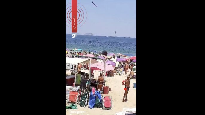 Así se desplomó un avión con publicidad frente a la playa de Copacabana; murió el piloto (Video)
