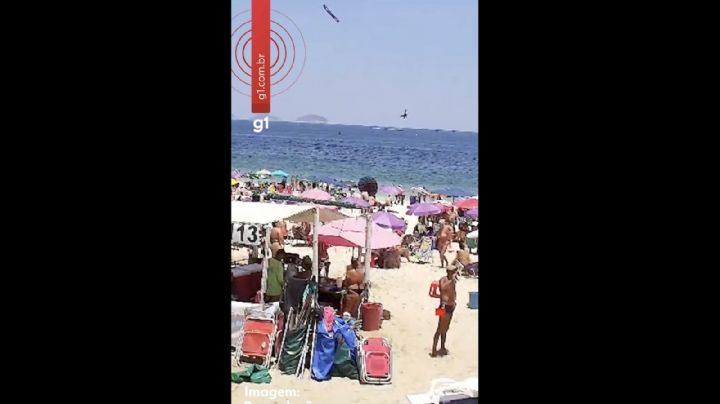 Así se desplomó un avión con publicidad frente a la playa de Copacabana; murió el piloto (Video)
