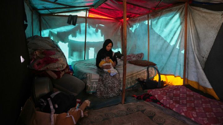 Desplazados en Gaza enfrentan condiciones invernales en tiendas de campaña