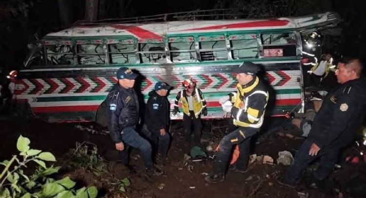 Al menos 15 muertos y casi 20 heridos al despeñarse un autobús en el sur de Guatemala