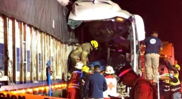 Choca autobús de pasajeros contra un tráiler en Tamaulipas; hay 2 muertos y 35 heridos