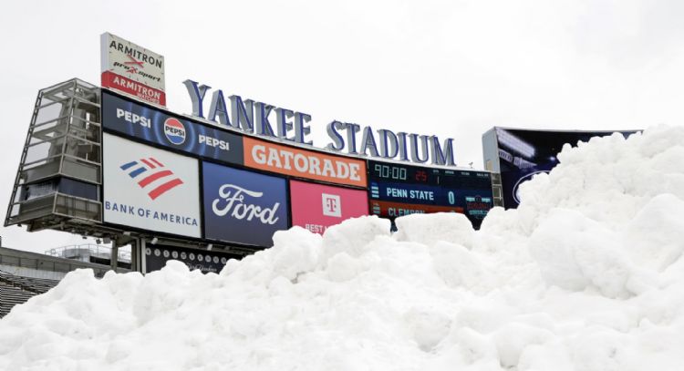 Tormenta invernal complica los viajes de fin de año en Nueva York; tres muertos en California
