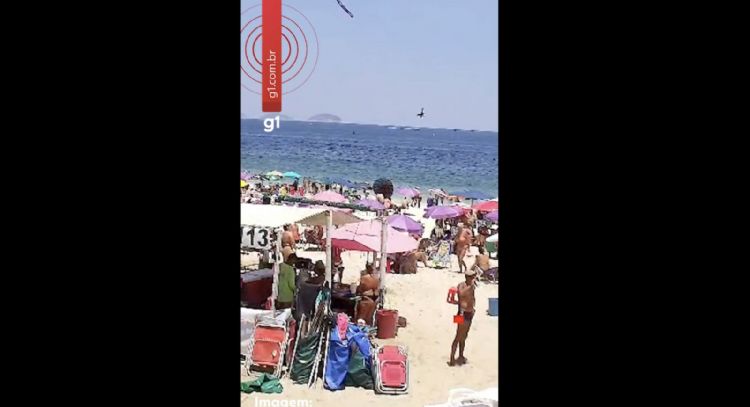 Así se desplomó un avión con publicidad frente a la playa de Copacabana; murió el piloto (Video)