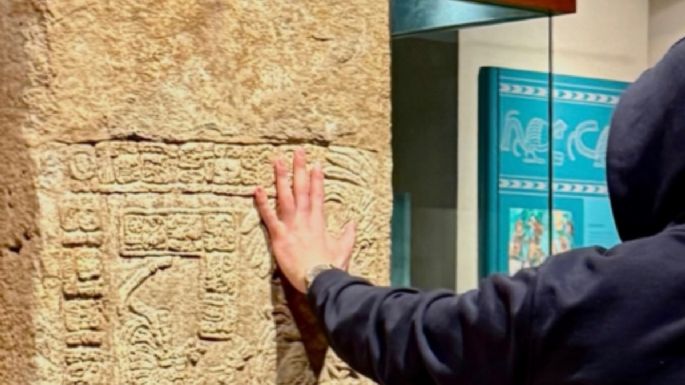 “Regañan” a Bad Bunny por tocar una estela maya en el Museo de Antropología