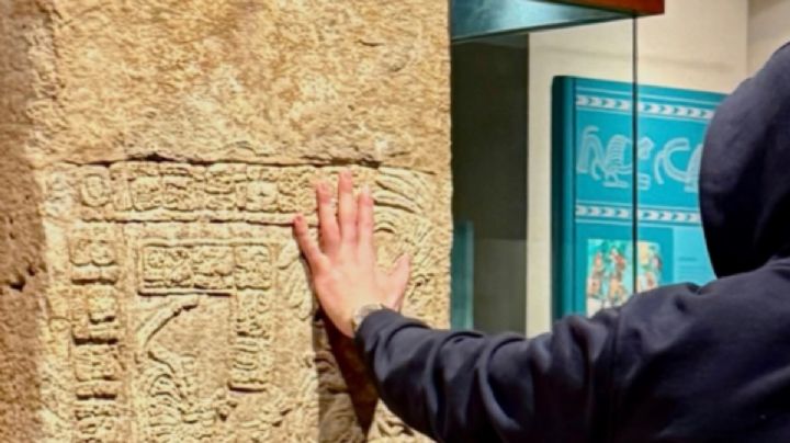 “Regañan” a Bad Bunny por tocar una estela maya en el Museo de Antropología