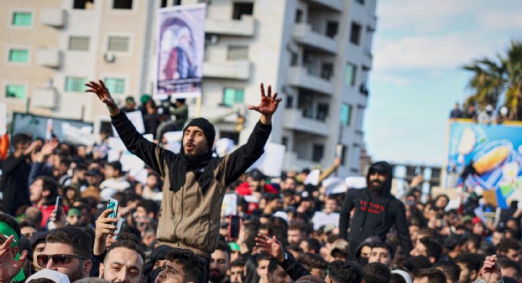 Manifestantes se enfrentan en Siria tras mortal atentado en mezquita alauita