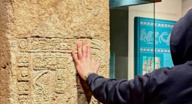 “Regañan” a Bad Bunny por tocar una estela maya en el Museo de Antropología