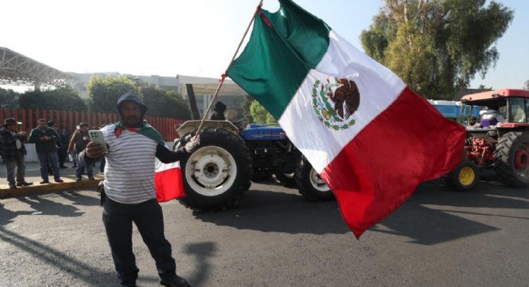 Con tractores, agricultores protestan en la Cámara de Diputados contra la Ley de Aguas