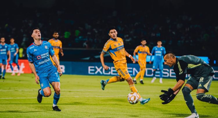 Cruz Azul salva apenas un empate ante Tigres en la ida de las semifinales de la Liga MX