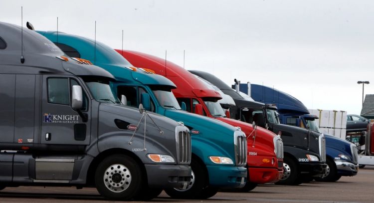 California retrasa revocación a 17 mil licencias de conducir comerciales tras demanda de inmigrantes