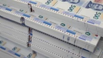 El peso avanza mientras EU registra su peor ola de despidos desde la pandemia