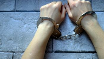 Madre liberada tras golpear y encerrar a su hija, contaba con historial de maltrato