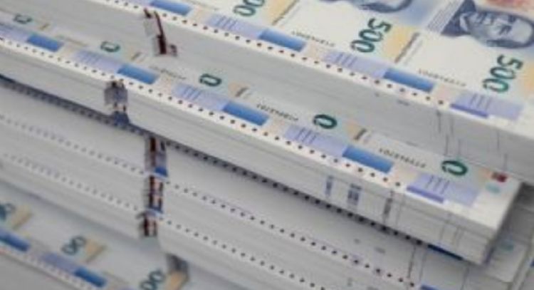 El peso avanza mientras EU registra su peor ola de despidos desde la pandemia