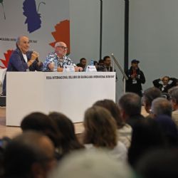 Joan Manuel Serrat causa furor en la FIL; se retira un momento de la charla por los gritos (Video)