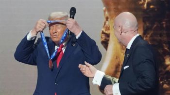 Trump recibe el nuevo premio de la paz de la FIFA durante el sorteo de la Copa Mundial de 2026
