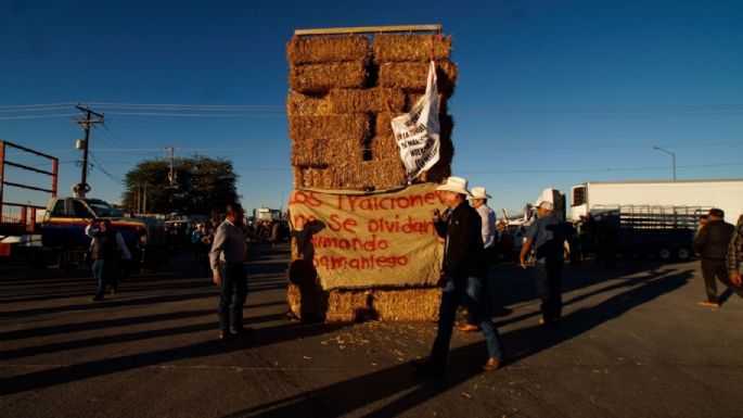 Estiman pérdidas de 100 millones de pesos diarios por bloqueo en garita Mexicali-Calexico