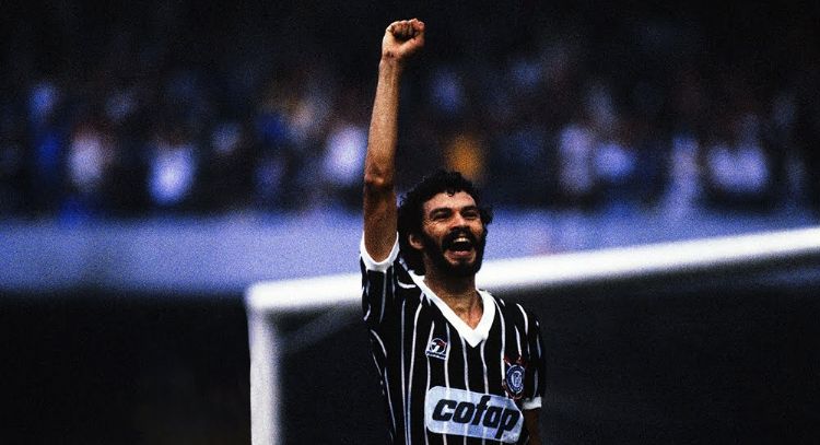 Sócrates, el futbolista brasileño que orquestó el futbol democrático